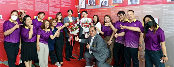 ผู้ช่วยศาสตราจารย์ ดร.อดุลย์ ศุภนัท คณบดีคณะเศรษฐศาสตร์ พร้อมคณะผู้บริหาร และบุคลากร คณะเศรษฐศาสตร์ มศว ได้เข้าร่วมแสดงความยินดีกับผู้ได้รับรางวัลในงานเชิดชูเกียรติ "