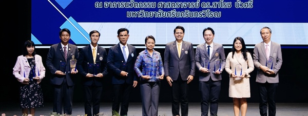 วันที่ 30 เมษายน 2568  ผศ. ดร. อดุลย์ ศุภนัท คณบดีคณะเศรษฐศาสตร์ มศว เป็นตัวแทนส่วนงานรับ 2 รางวัลจาก รศ.ดร.ทพ.สรสัณห์ รังสิยานนท์ รักษาการรองอธิการบดีฝ่ายพัฒนา