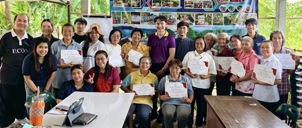 คณะเศรษฐศาสตร์ มศว ได้ปิดโครงการบริการวิชาการแก่สังคม : พัฒนาศักยภาพทางภาษาอังกฤษเชิงพาณิชย์แก่ชุมชน ณ วิสาหกิจชุมชนสวนทองมล ตำบลหนองแสง อำเภอปากพลี จังหวัดนครนายก