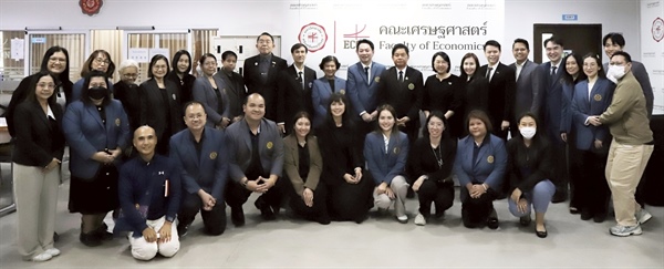 วันที่ 23 ธ.ค. 68 คณะเศรษฐศาสตร์ มศว นำโดย ผศ.ดร.อดุลย์ ศุภนัท คณบดีคณะเศรษฐศาสตร์ พร้อมด้วยผู้บริหาร คณาจารย์ และเจ้าหน้าที่ ร่วมให้การต้อนรับคณะผู้บริหารมหาวิทยาลัย