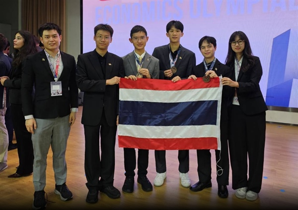 ขอแสดงความยินดีกับตัวแทนเยาวชนทีมประเทศไทย ที่สร้างผลงานอันน่าภาคภูมิใจในการแข่งขัน เศรษฐศาสตร์โอลิมปิกระดับนานาชาติ ประจำปี 2026 (International Economics Olympiad