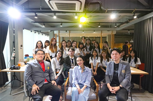 วันที่ 16 ม.ค. 68 นิสิตคณะเศรษฐศาสตร์ ได้จัดโครงการ Econ Marketing 101 โดยโครงการดังกล่าวได้รับเกียรติจาก คุณอูน ชนิสรา วงศ์ดีประสิทธิ์ นักธุรกิจและอินฟลูเอนเซอร์ชื่อดัง