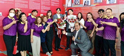 ผู้ช่วยศาสตราจารย์ ดร.อดุลย์ ศุภนัท คณบดีคณะเศรษฐศาสตร์ พร้อมคณะผู้บริหาร และบุคลากร คณะเศรษฐศาสตร์ มศว ได้เข้าร่วมแสดงความยินดีกับผู้ได้รับรางวัลในงานเชิดชูเกียรติ "