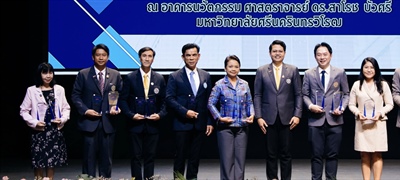 วันที่ 30 เมษายน 2568  ผศ. ดร. อดุลย์ ศุภนัท คณบดีคณะเศรษฐศาสตร์ มศว เป็นตัวแทนส่วนงานรับ 2 รางวัลจาก รศ.ดร.ทพ.สรสัณห์ รังสิยานนท์ รักษาการรองอธิการบดีฝ่ายพัฒนา